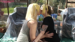 custard_kissing_girls_003.jpg