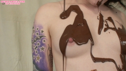 nude_girl_dipped_in_chocolate_003